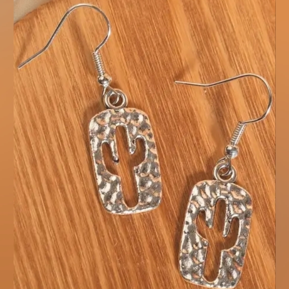 Cactus earrings hammered look